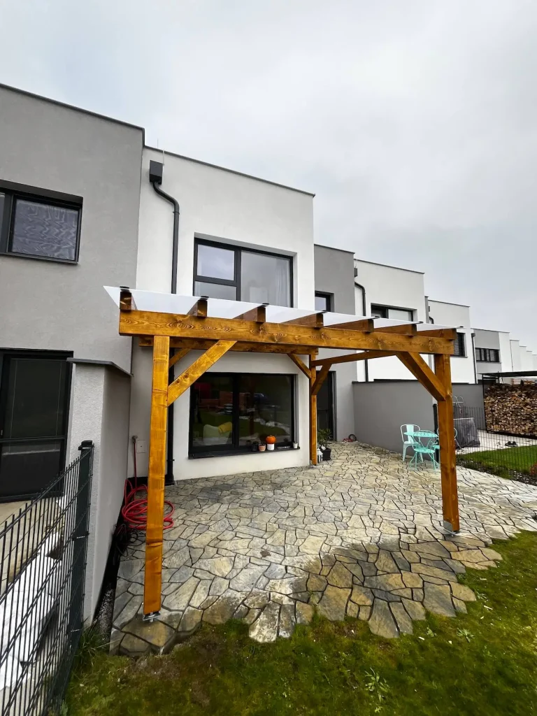 Dřevěná pergola může Váš venkovní prostor snadno zútulnit.